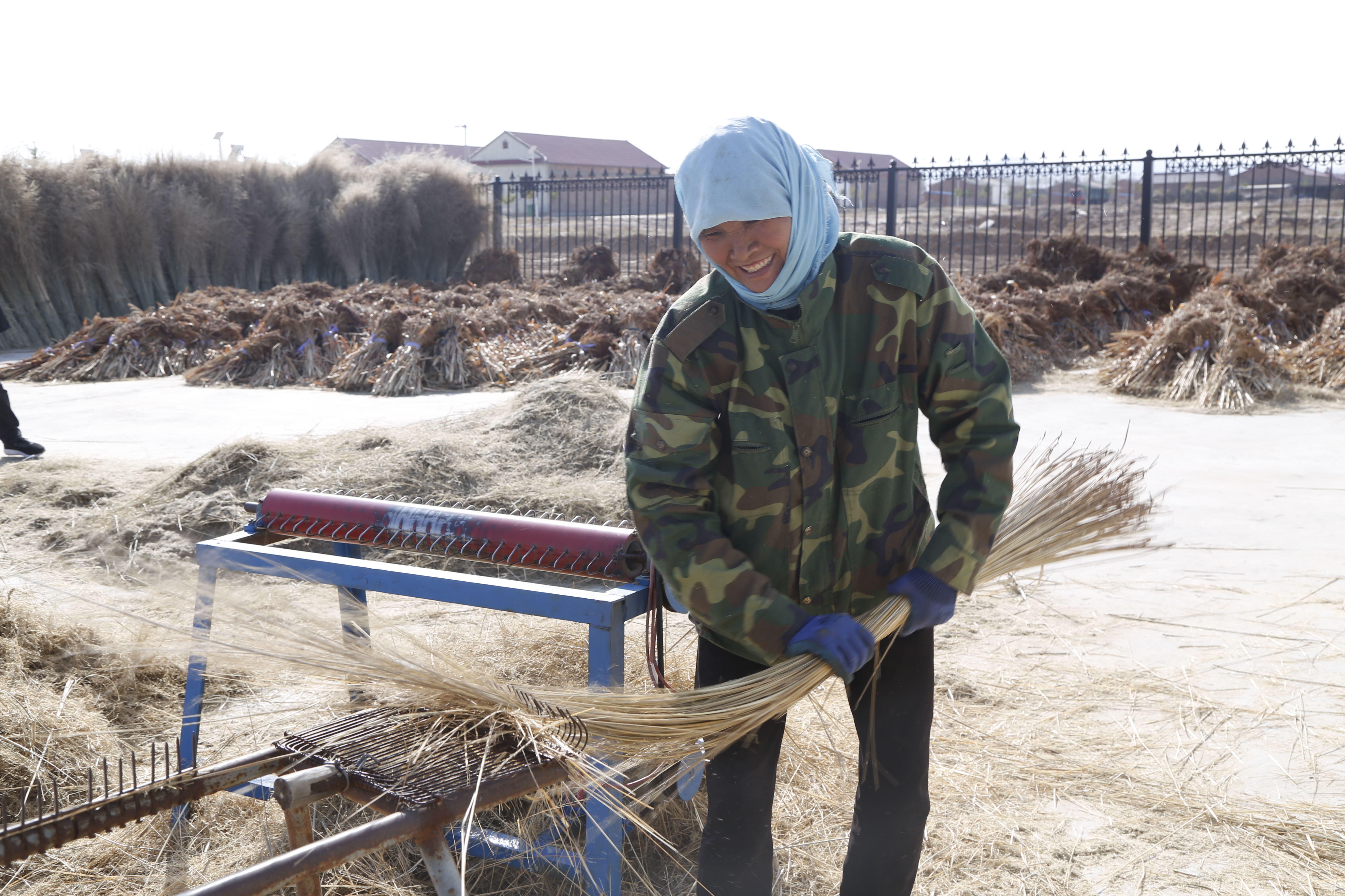 李耀梅扎扫把机子.jpg 李耀梅扎扫把机子.jpg