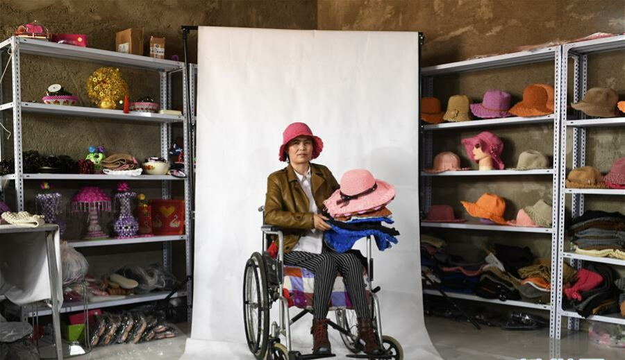 何文花的手工编织帽.jpg 何文花的手工编织帽.jpg