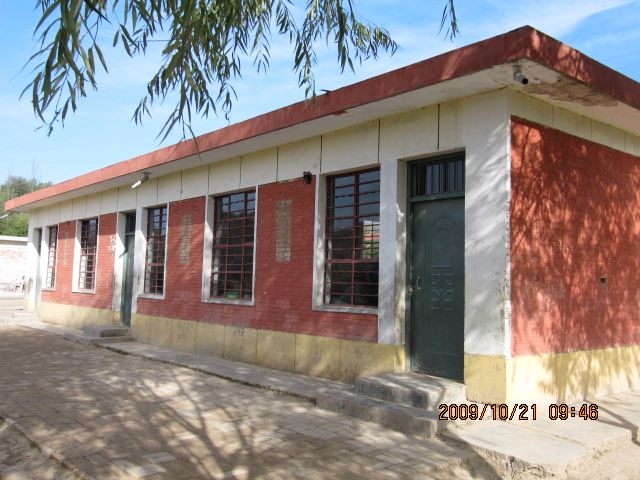 宁夏泾源县黄花乡华兴小学教室左前侧7.jpg 宁夏泾源县黄花乡华兴小学教室左前侧7.jpg