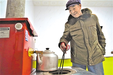 <p>村民使用集中供热炉。</p>