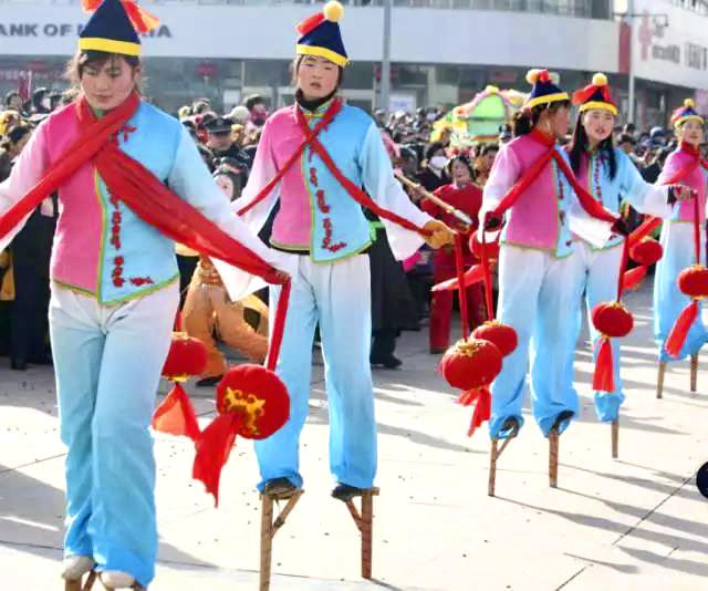 踩高跷-.jpg 踩高跷-.jpg