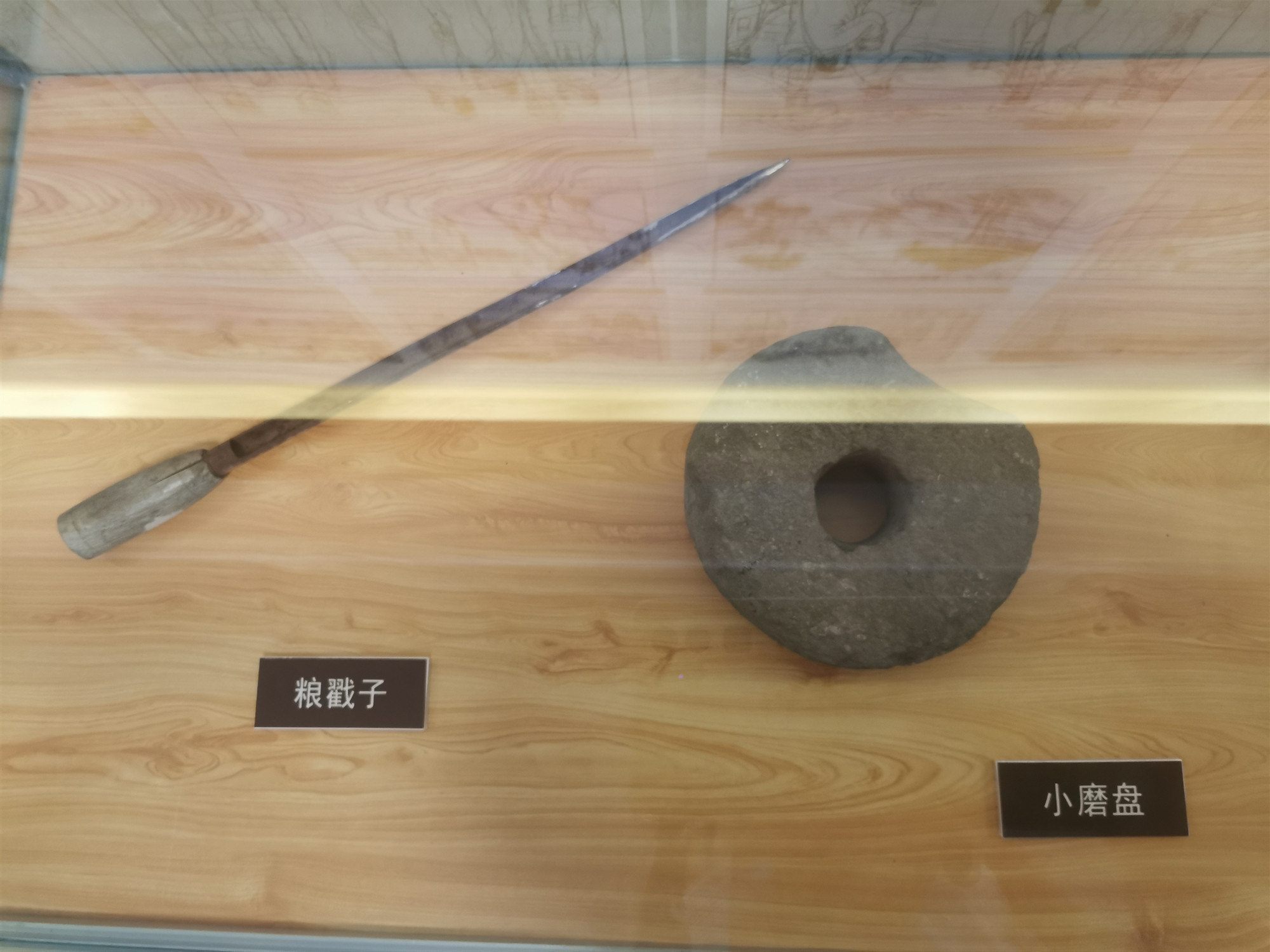 存放于沙坡头区迎水桥镇何滩村乡村记忆馆的粮戳子、小磨盘_副本.jpg