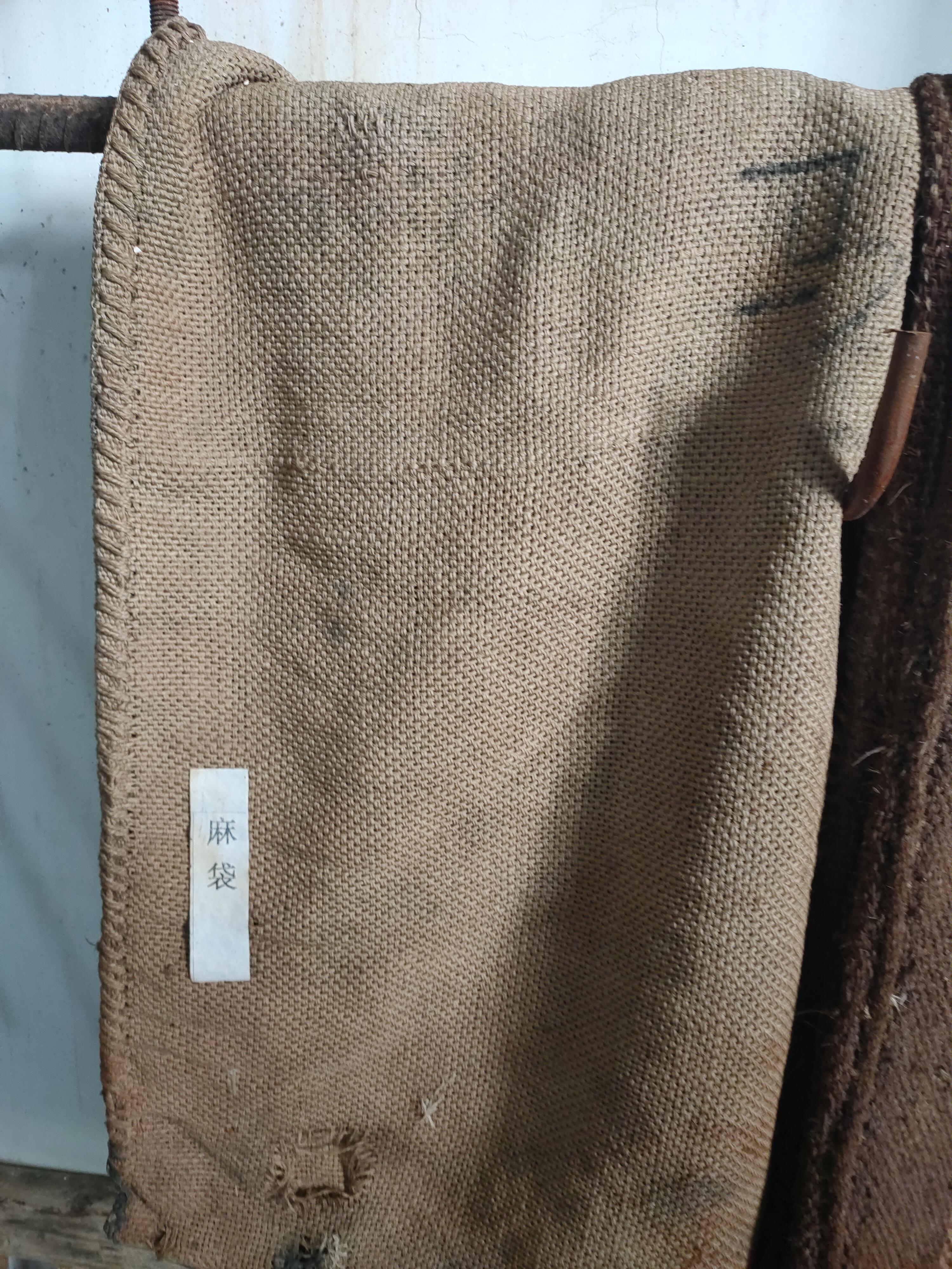 实物名称:麻袋;存放地点:同心县张家塬村文化大院;所属人物:集体所有。.jpg 实物名称:麻袋;存放地点:同心县张家塬村文化大院;所属人物:集体所有。.jpg