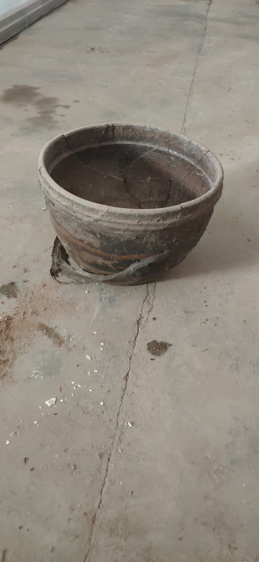 实物名称:水缸;存放地点:同心县张家塬村文化大院;所属人物:集体所有。.jpg 实物名称:水缸;存放地点:同心县张家塬村文化大院;所属人物:集体所有。.jpg