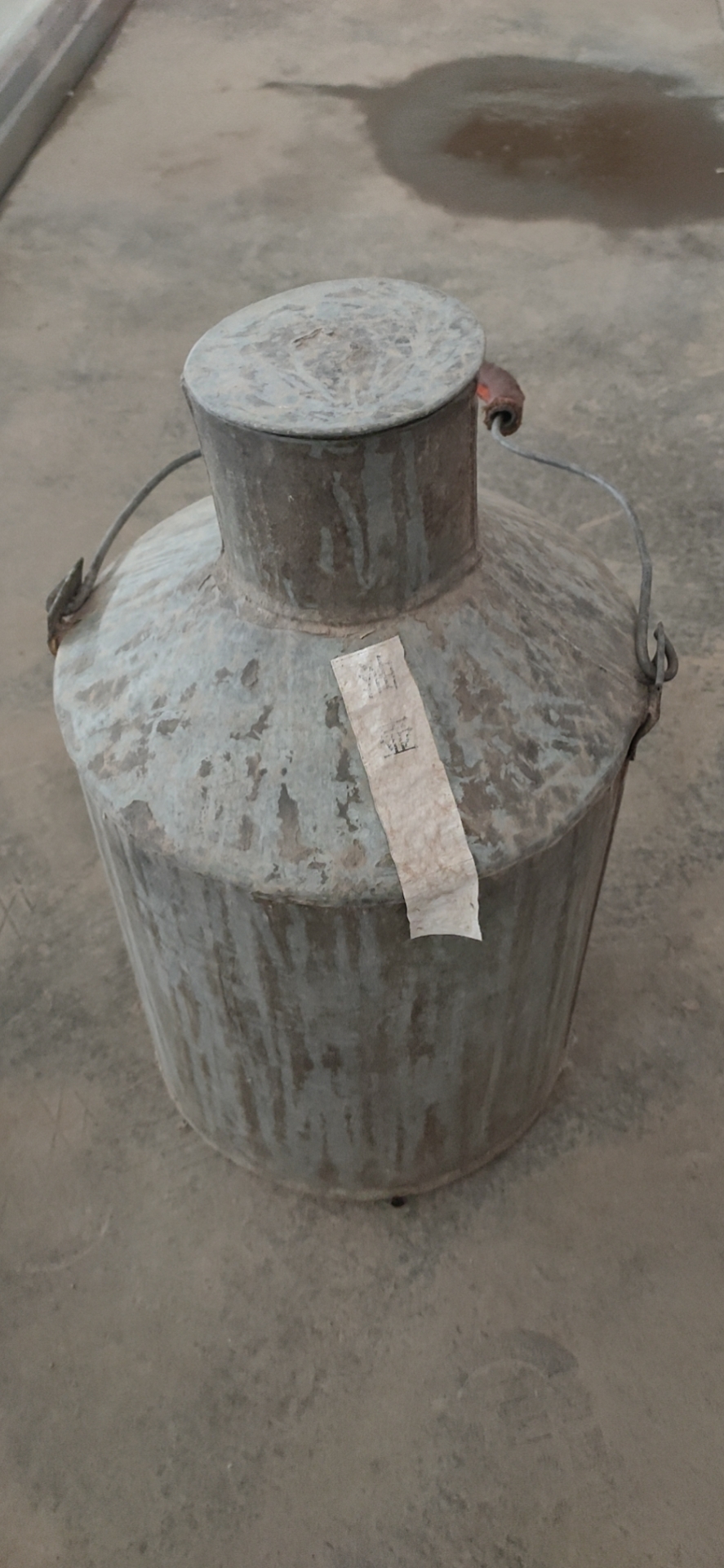 实物名称:油壶;存放地点:同心县张家塬村文化大院;所属人物:集体所有。.jpg 实物名称:油壶;存放地点:同心县张家塬村文化大院;所属人物:集体所有。.jpg